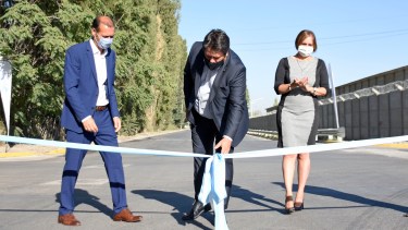El gobernador participó ayer de una inauguración junto al intendente Mariano Gaido. Foto: Florencia Salto.