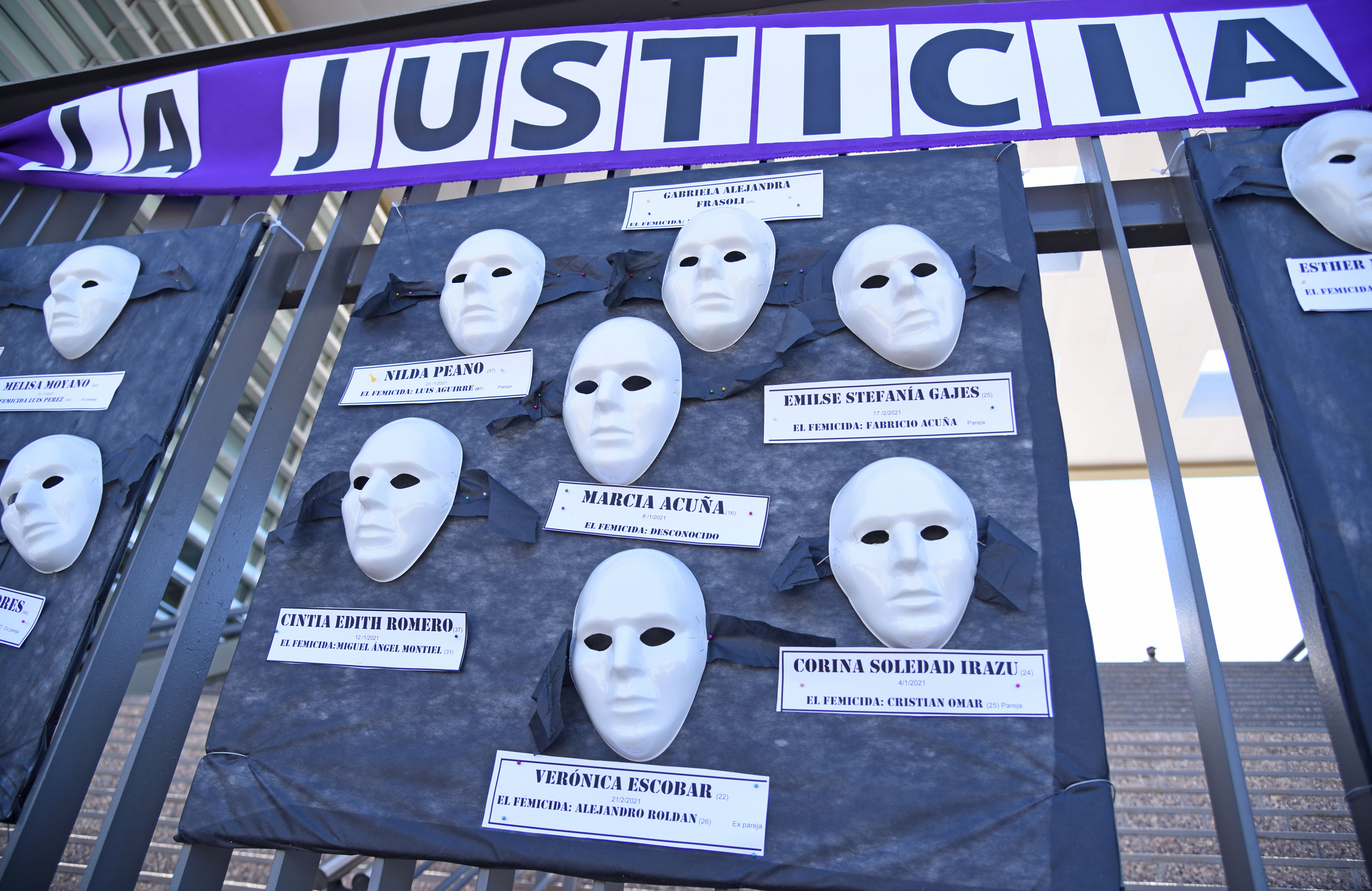 La intervención en la Ciudad Judicial por el 8M que realizó La Revuelta, con máscaras y nombres de víctimas de femicidios. Foto Florencia Salto.