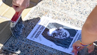 Huellas, pintadas sobre el asfalto y el recurdo de las desaparecidas de la región forman parte del colagge de actividades frente al edificio donde se juzgan los crímenes de la dictadura (foto archivo)