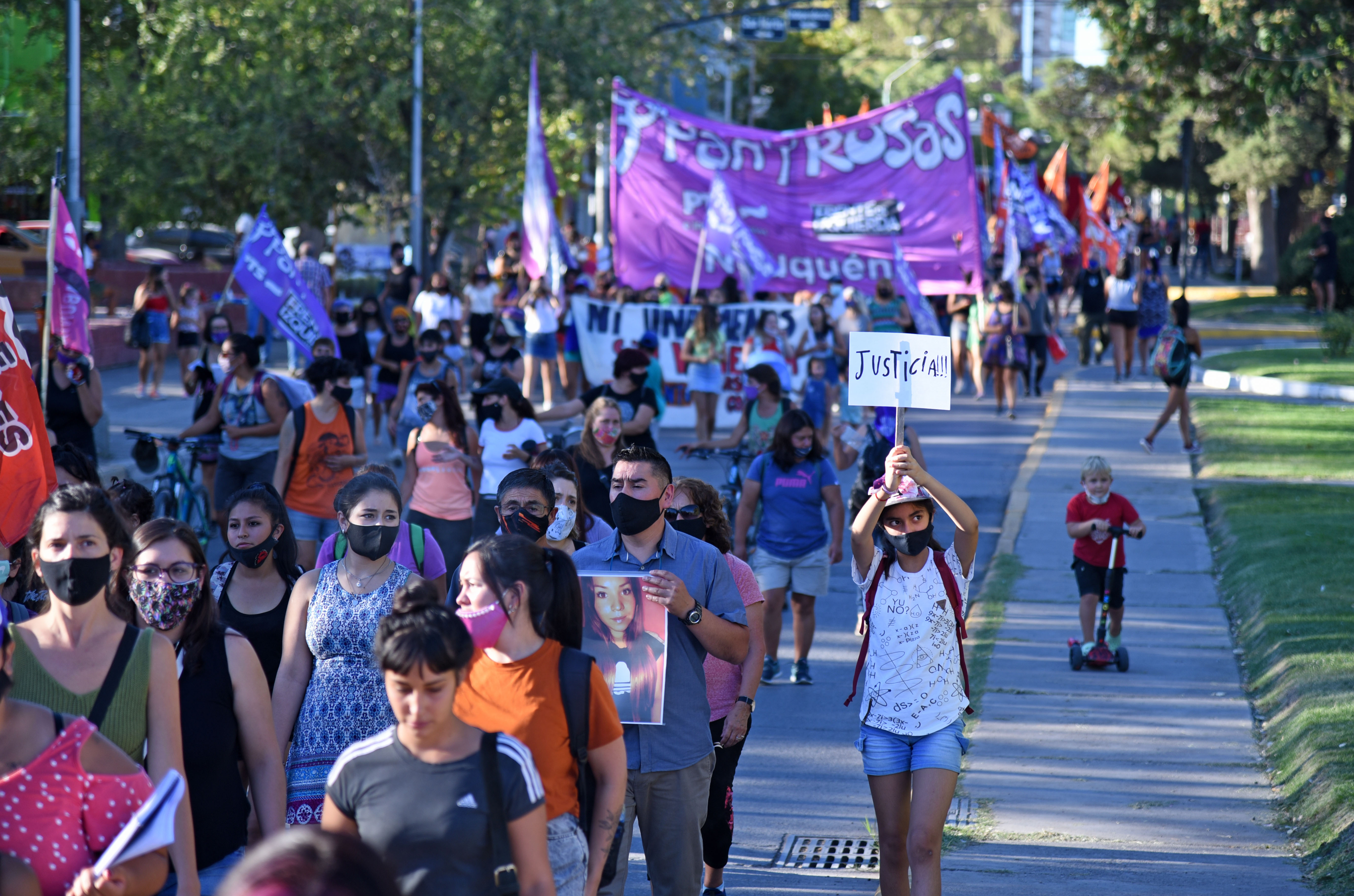El miércoles 24 se desarrolló una marcha en la ciudad de Neuquén en reclamo de justicia. Foto Florencia Salto.