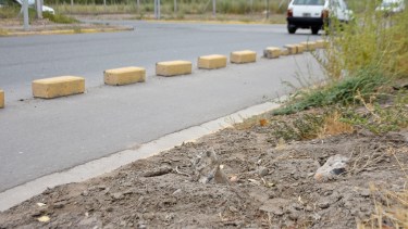 El señalamiento fue retirado incluso con  las bases de cemento (foto Florencia Salto)