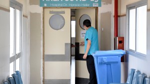 Despidieron a un camillero tercerizado de un hospital de Neuquén por exponer su situación en redes sociales