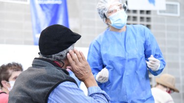 Llegan vacunas rusas para continuar la convocatoria con las personas de más de 70 años (foto Florencia Salto)