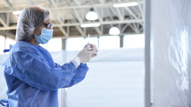 La vacunación contra el covid-19 en el país comenzó el 29 de diciembre pasado. Foto Florencia Salto.