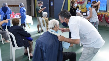 La vacunación a adultos mayores continuará hasta llegar a los de más de 60 años. (foto: Florencia Salto)
