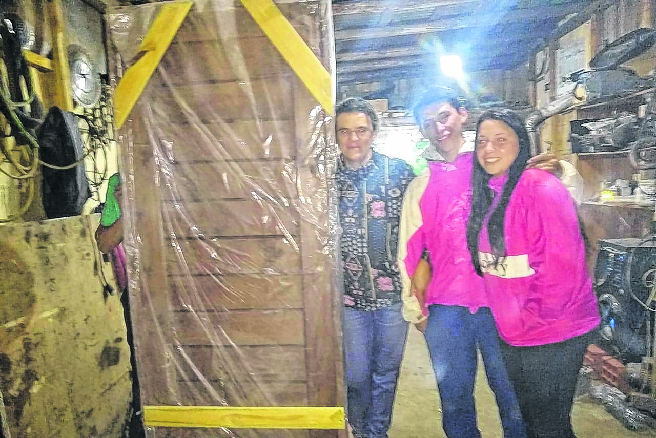 El joven (22) vive con su pareja (20). Ahora sobreviven con las donaciones que están llegando a la Comarca Andina. Foto: gentileza