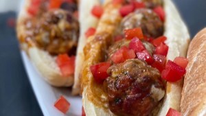 Mega sandwinch de albondiguitas de cerdo gratinadas por Coco Carreño