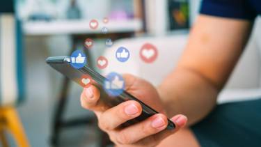 Uso tóxico de las redes sociales: la obsesión por espiar y exhibirse desenfrenadamente