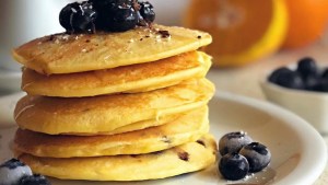 Pancakes de naranja y arándanos