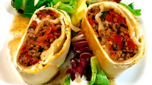 Cómo hacer un arrollado de tomates, albahaca y carne picada: la receta de «Cala» Calabrese