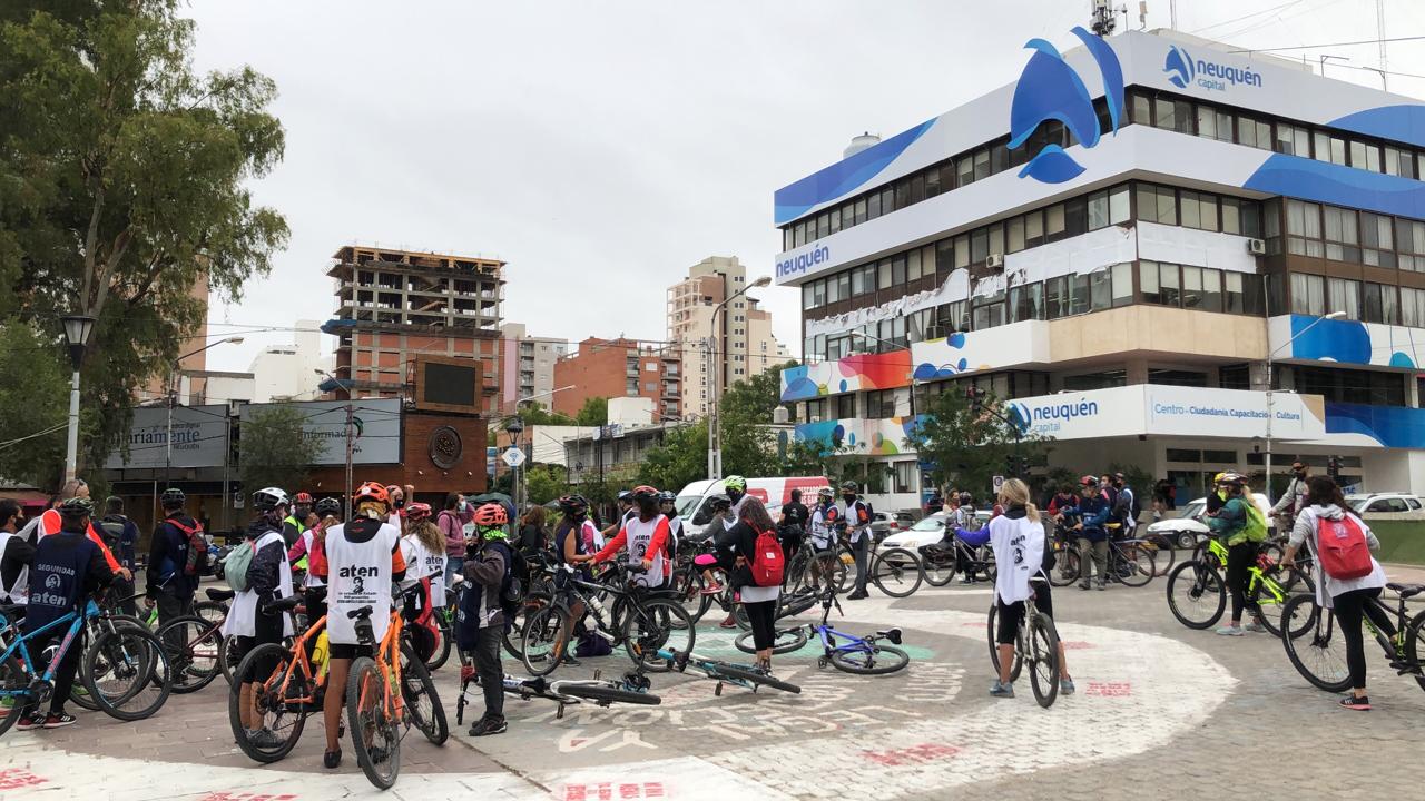 Los docentes de Neuquén se concentraron en el monumento a San Martín y harán una bicicleteada hasta los puentes carreteros. (Foto: gentileza)