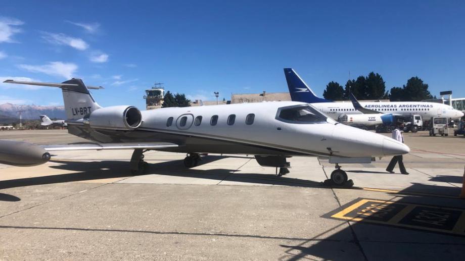 El avión aterrizó antes de este mediodía de domingo en el aeropuerto de Bariloche para trasladar al paciente a Buenos Aires. (Foto gentileza Inés Rivero)