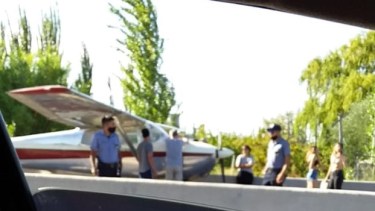 Una avioneta quedó varada sobre la ruta 22, entre Godoy y Huergo