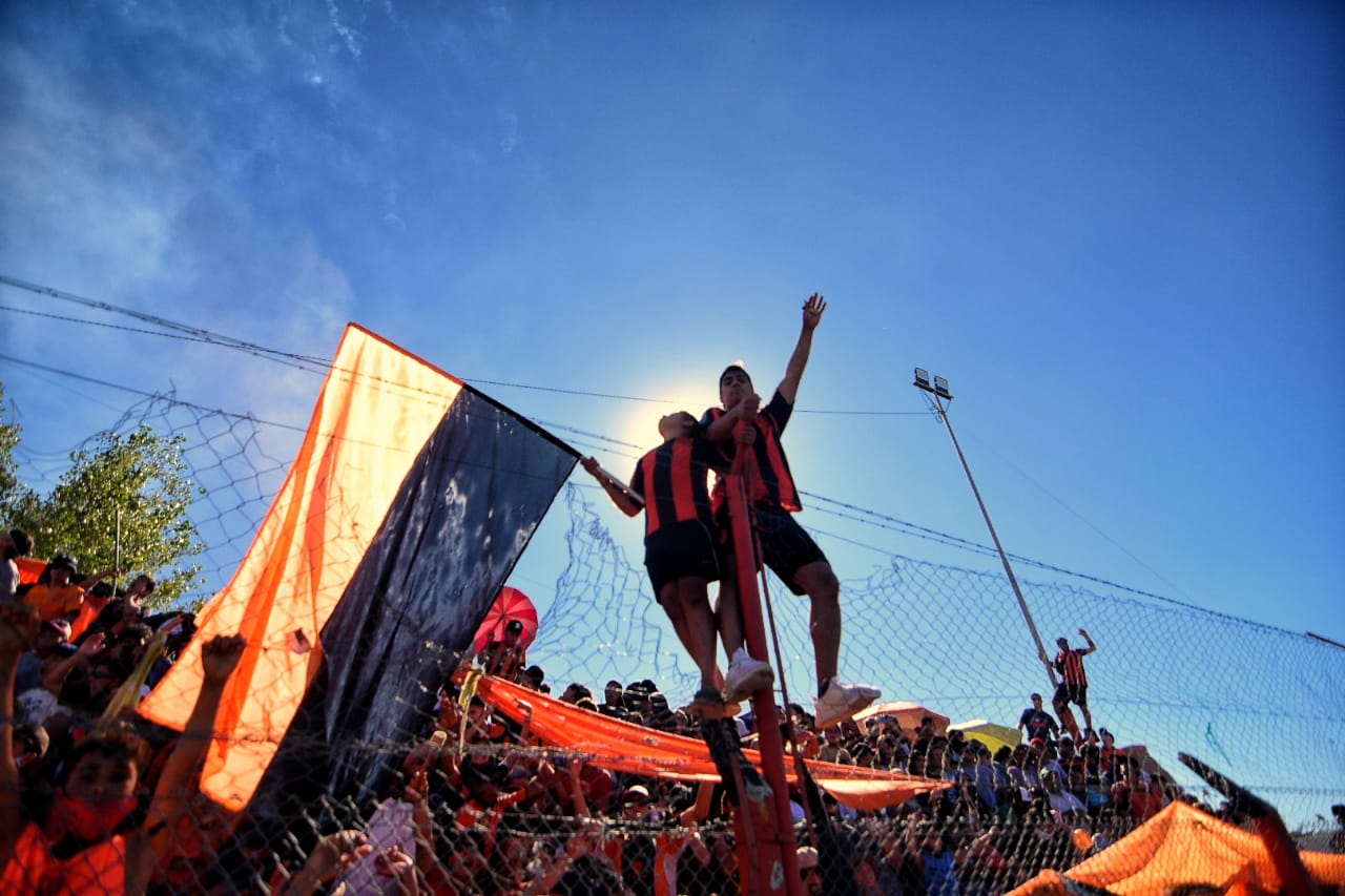 Muchas de las tribunas del fútbol neuquino se llenaron sin cumplir los protocolos. (Foto: Gentileza Carlos Martínez)