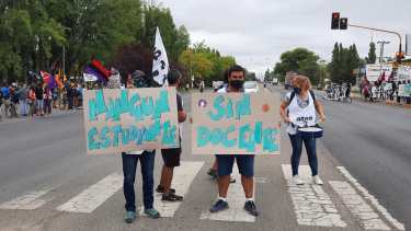 El gremio docente de Neuquén realizó un banderazo a la altura del aeropuerto, pero sin corte, la semana pasada. (Foto: gentileza)