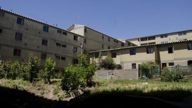 El episodio de violencia de género ocurrió en uno de los hall externos del barrio Ada María Elflein, en Bariloche. Archivo