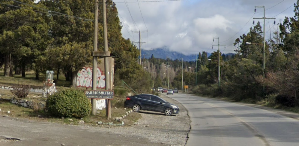 El siniestro vial ocurrió a metros del acceso al barrio Militar de Bariloche, en la avenida Bustillo.