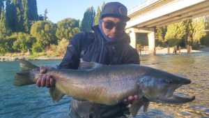 La trucha de su vida: pescó a “Nahuelito” en el Limay, a 16 km de Bariloche