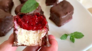 Bocaditos de coco, frambuesa y chocolate