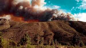Los brigadistas intentan contener un nuevo incendio forestal en El Bolsón