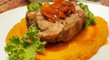 Imagen de Bondiola de cerdo con chutney de yatay y puré de batatas