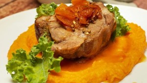 Bondiola de cerdo con chutney de yatay y puré de batatas