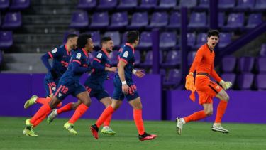 Marcos Acuña (19) se suma al festejo del arquero marroquí, autor del milagroso tanto en el último minuto que sirvió para salvar la derrota ante el Valladolid.