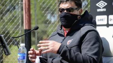 Germán Burgos en la conferencia de prensa realizada hoy en Rosario al aire libre. Foto: Juan José García, Clarín. 