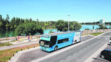 Se pueden recorrer los lugares históricos en el Bus Turístico, con guía a bordo.