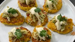 Cakes de maíz con salpicón de pollo y palta