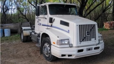 El camión, con daños en su trompa, fue abandonado en una calle de Bahía Blanca.