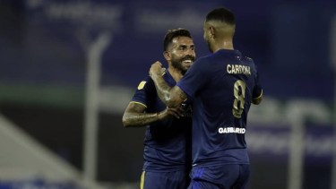 Tevez y Cardona festejando uno de los goles contra Vélez el último domingo. 