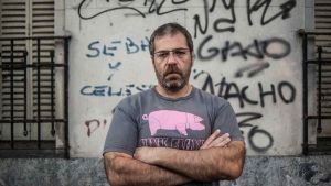 Conmoción en el mundo literario: murió el escritor Carlos Busqued