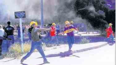 En la torre de YPF que marca el acceso a la destilería se produjo la refriega. (Foto: archivo)