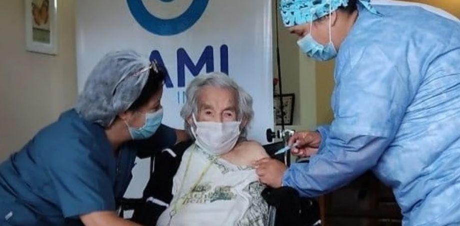 La familia de Casilda celebró la vacunación de la mujer. Foto: gentileza Clarín.-