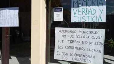 Las pancartas pegadas con rechazos a la frase del edil oficialista.