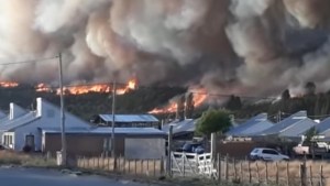 Cinco incendios arrasan casas y chacras en la Comarca Andina: hay heridos y cientos de evacuados