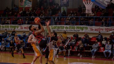 La presencia de público en el poli de Viedma es un hecho para destacar. Buen espectáculo. Fotos: Marcos Aramburu