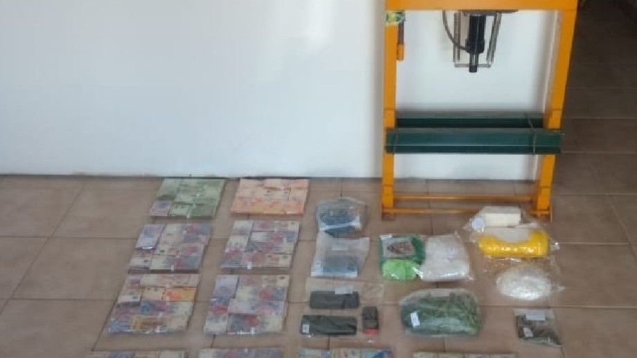 La policía logró secuestrar cocaína y dinero, pero nuevamente Prado se les escurrió de las manos. (foto: gentileza)