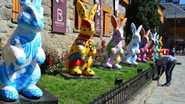 El centro de la ciudad ya está decorado para recibir Semana Santa. Foto: Chino Leiva