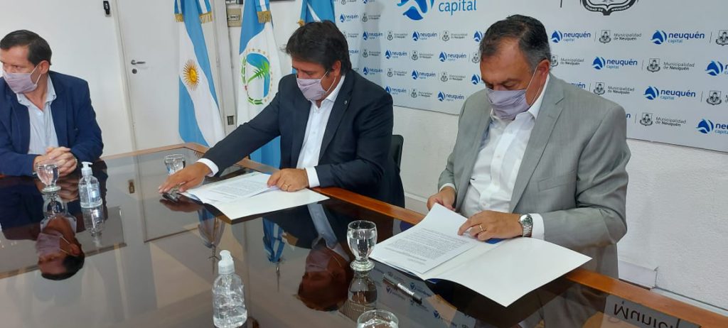 Los intendente Gustavo Gennuso (Bariloche) y Mariano gaido (Neuquén) firmaron un convenio de colaboración mutua por el turismo. Foto Gentileza