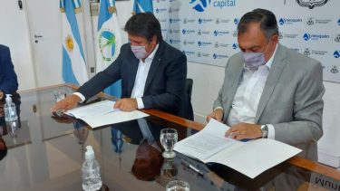 Los intendente Gustavo Gennuso (Bariloche) y Mariano gaido (Neuquén) firmaron un convenio de colaboración mutua por el turismo. Foto Gentileza