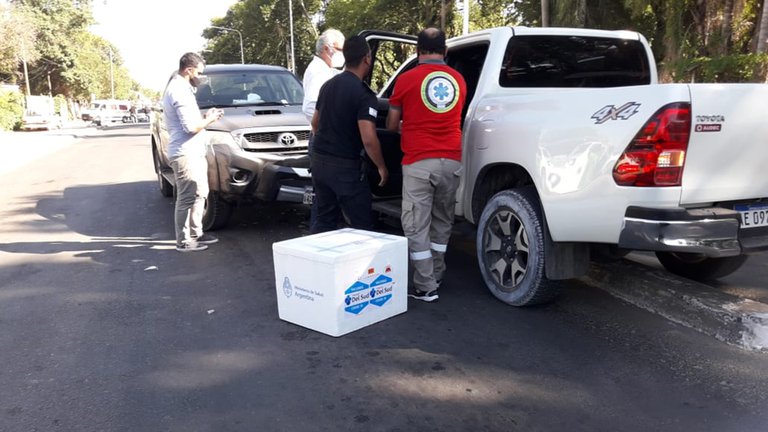 El funcionario de Corrientes tuvo una descompensación y se accidentó. En la camioneta llevaba vacunas contra el COVID-19. 