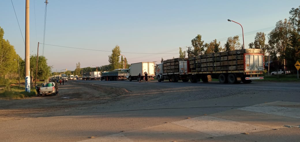 Los camiones se acumulan en el corte de la ruta 7 en El Chañar. (foto: gentileza)