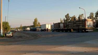 Los camiones se acumulan en el corte de la ruta 7 en El Chañar. (foto: gentileza)