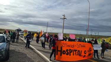 Los trabajadores de Salud reclaman contra el aumento firmado por ATE. (Foto: Andrea Vázquez)