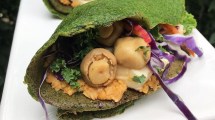 Imagen de Creppes de acelga rellenos de hummus, champiñones y kale