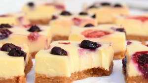 Cuadraditos de limón, chocolate blanco y frutos rojos