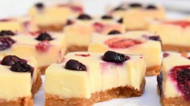 Cuadraditos de limón, chocolate blanco y frutos rojos
