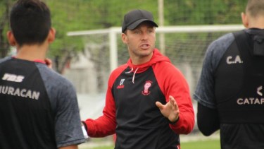 Israel Damonte no será más el entrenador de Huracán. 